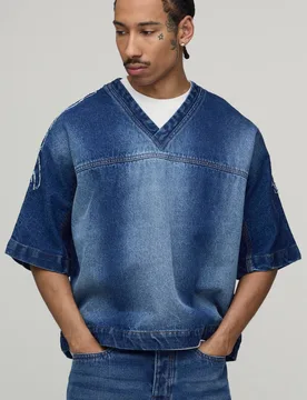 Men's Oversized Varsity Applique Denim T-Shirt Mid Blue Size X-Small Mid Blue XS - boohooMAN - FashionsVida