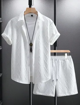 Estilo casual de vacaciones para hombres, INS combinado con una camisa de manga corta y un conjunto de pantalones cortos con textura de girasol jacqua - Shein - FashionsVida