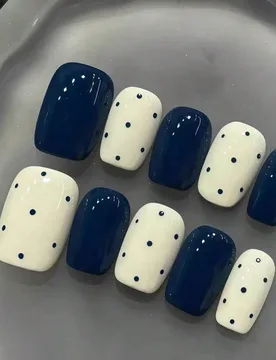 Piezas de pegatinas para uñas con forma de ataúd corto hechas a mano, patrón de lunares azul & blanco, lindo & a la moda, estilo Y2K, suave & brill - Shein - FashionsVida