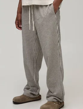 Herren Entspannt Geschnittene Nadelstreifen-Hose In Leinen-Optik Natural Größe 5XL - boohooMAN - FashionsVida