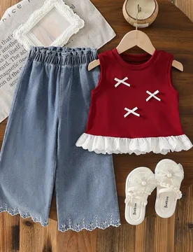 Conjunto de 2 piezas para niñas: Blusa de cuello redondo sin mangas con decoración de moño 3D y dobladillo bordado + Pantalones vaqueros campana co - Shein - FashionsVida