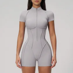 Pieza Mono deportivo de mujer con cuello Mao, media cremallera y costura de espina de pescado en unicolor
