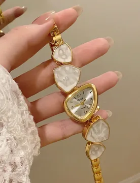 Pieza Nuevo reloj de moda para mujer, esfera triangular elegante, reloj de cuarzo para negocios, adecuado para la vida diaria, fiestas y banquetes - Shein - FashionsVida