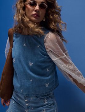 Top in denim con ricamo floreale - blu