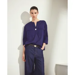 Blusa de mujer con bolsillos y cuello caja