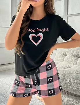 Conjunto De Pijama Con Pantalones Cortos De Cuadros Y Camiseta De Manga Corta Con Estampado De Corazones Y Letras - Shein - FashionsVida