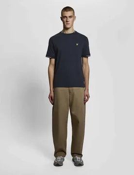 T-shirt mezza manica blu in piquè di cotone stretch con bordino in contrasto - Lyle & Scott - FashionsVida