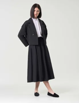Giacchina nera corta in taffetà con scollo a rever e chiusura a doppiopetto - Hlo! - FashionsVida