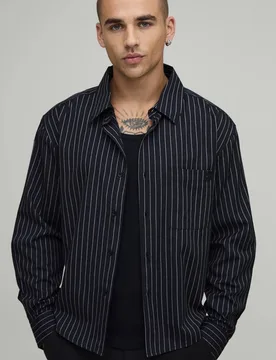 Herren Übergroßes Kastenförmiges Hemd Mit Gebogenem Saum, B-Stickerei Und Streifenmuster Black Größe 5XL - boohooMAN - FashionsVida