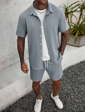 Conjunto de 2 piezas de camisa de manga corta y pantalones cortos de unicolor con textura para hombre, conjunto de camisa y pantalones cortos de veran - Shein - FashionsVida