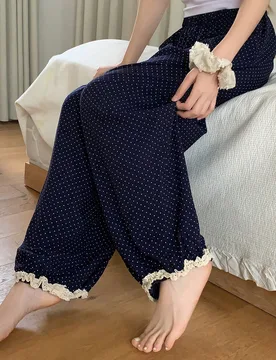 Pantalones de pijama cómodos para mujer con parches de lunares y encaje - Shein - FashionsVida
