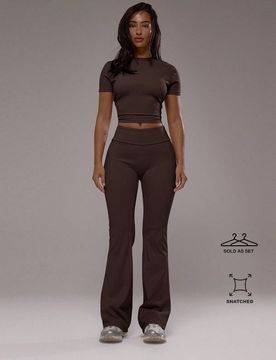 Conjunto de camiseta activa y pantalones de yoga para entrenamiento deportivo, gimnasio, pilates, fitness y uso diario casual de cuarzo ahumado