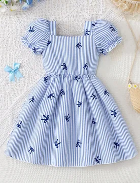 Vestido de niña joven de moda casual con rayas, bloques de color, estampado de lazo, mangas cortas con puño, cuello cuadrado y falda línea A, uso d - Shein - FashionsVida