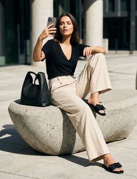 T-shirt in cotone con scollo a V - nero