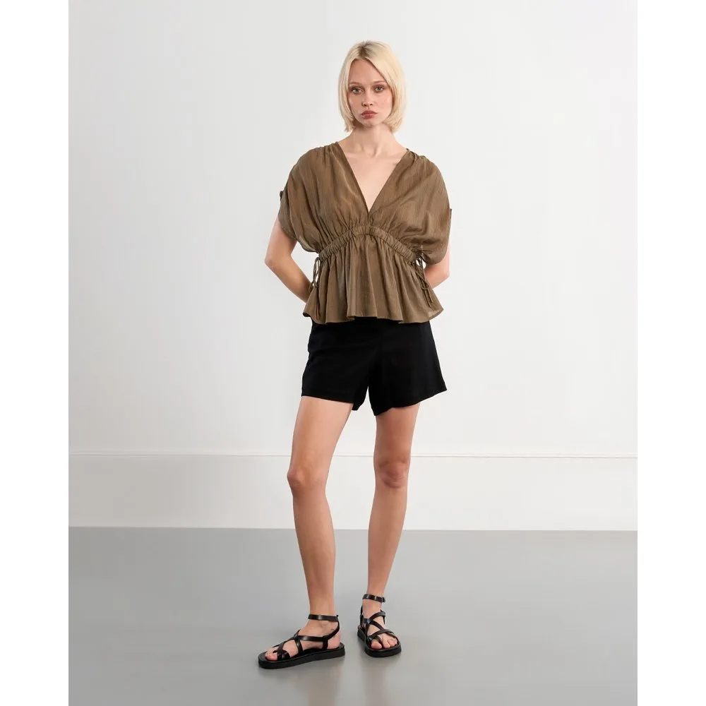 Top de manga corta murcielago detalle lazada - Lili Sidonio - FashionsVida