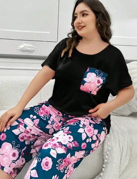 Set de 2 piezas de pijama de talla grande con parte superior de manga corta con bolsillo y estampado floral contrastante y pantalón corto crop - Shein - FashionsVida