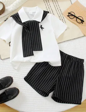 Conjunto de top de manga corta estampado y pantalones cortos a rayas para niños pequeños - Shein - FashionsVida