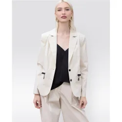 Blazer de mujer entallada con cremalleras vistas lacadas