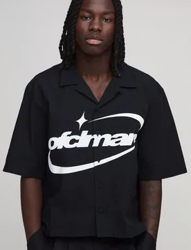 Herren Übergroßes Kastenförmiges Hemd Mit OFCLMAN-Aufdruck Und Halben Ärmeln Black Größe Medium - boohooMAN - FashionsVida