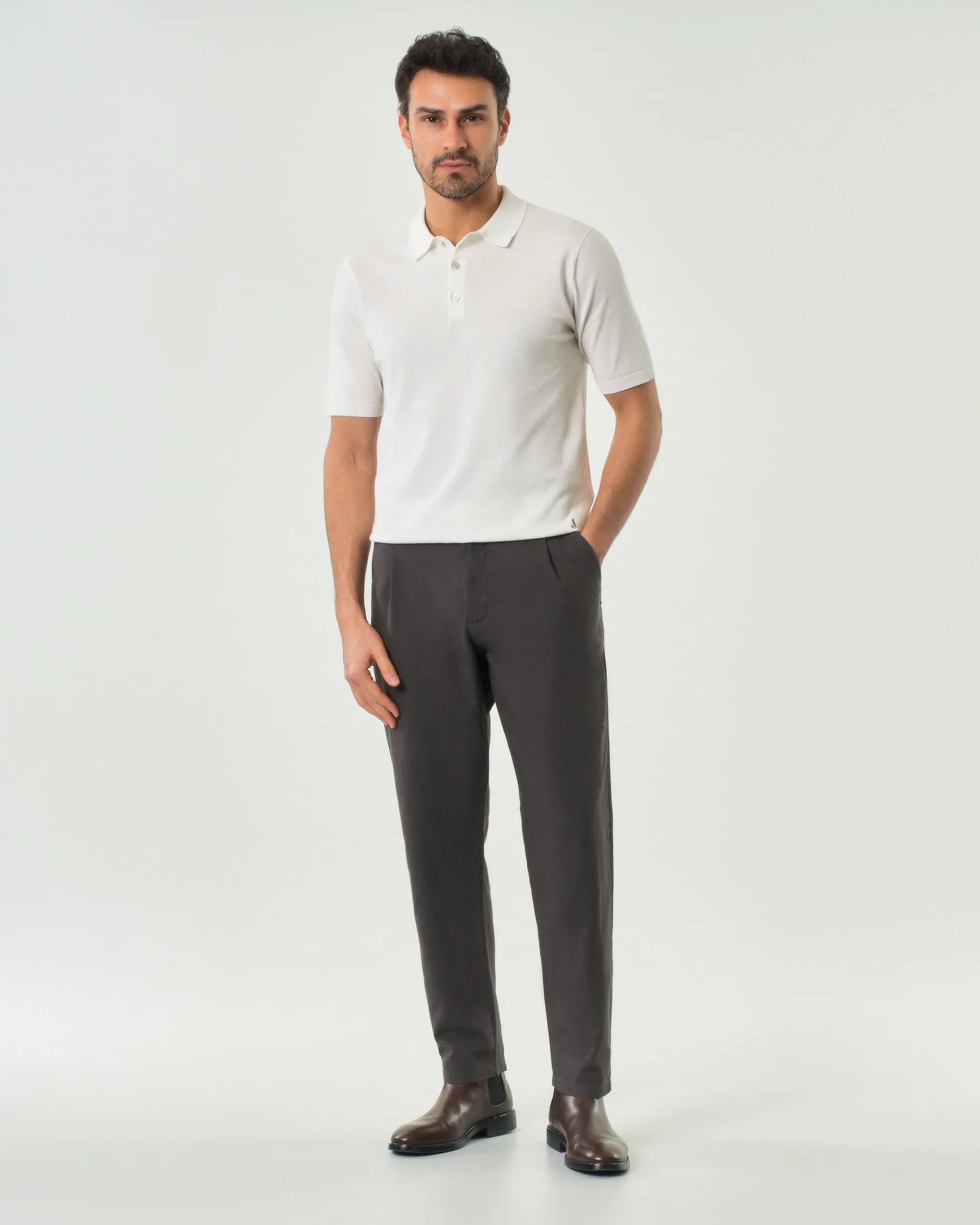 Pantalone chino marrone in misto lino e cotone con pinces - My Stuff - FashionsVida