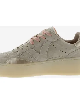 Zapatillas deportivas de mujer de serraje con piezas metalizadas al tono y suela caramelo - Victoria - FashionsVida