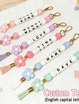 Un colgante de bolso de flor personalizado con borla; llavero con nombre personalizable; regalo perfecto para madre/familia/novia - Shein - FashionsVida