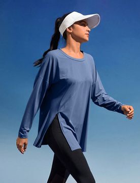 Camiseta casual de manga larga con estampado de letra y abertura en el bajo para mujer, camiseta básica para senderismo y actividades al aire libre