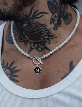 Pieza Nuevo collar con colgante redondo con letra, cierre de T, cuentas de perlas falsas, para hombres - Shein - FashionsVida