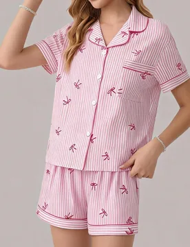 Piezas Conjunto de pijama con top de manga corta con bolsillo y lazo, y shorts cómodos a rayas azules con cuello en forma de corazón, adecuado para - Shein - FashionsVida