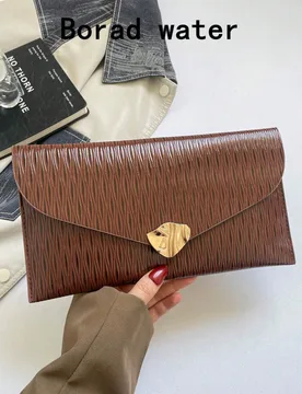 Bolso de mano tipo sobre ligero y de lujo para mujer, primavera 2026, minimalista y versátil con hebilla de metal, elegante y de moda para banquetes, - Shein - FashionsVida