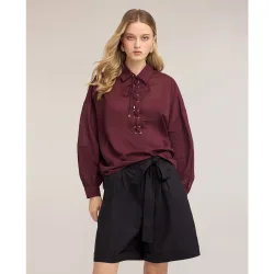 Camisa de mujer oversize de muselina con lazos ajuste oversize con cierre de cordones y ojales metálicos en la parte delantera