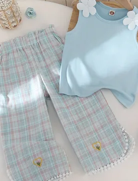 Conjunto de 2 piezas de niña compuesto por top de tirantes con decoración floral 3D y pantalones 3/4 con bordado a cuadros, para verano - Shein - FashionsVida