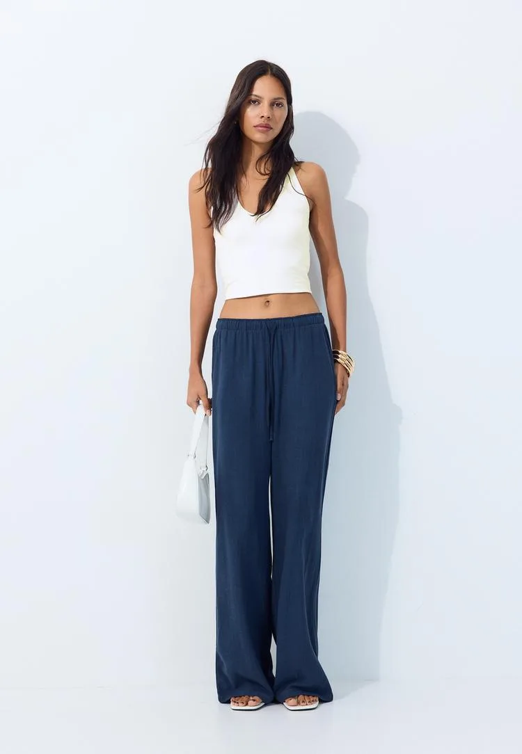 Hose in Leinenoptik Dunkelblau M - Stradivarius - FashionsVida