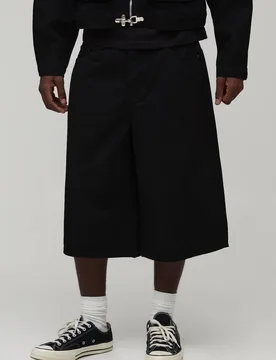 Herren Plissee-Knie Lange Koordinierte Jeans Hosen-Shorts True Black Größe 30 - boohooMAN - FashionsVida