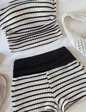 Conjunto casual de top tubo plisado a rayas y pantalones cortos para niña preadolescente - Shein - FashionsVida