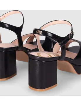 Sandalias de tacón grueso de mujer con tira cruzada y cierre de hebilla al talón - Chika10 - FashionsVida