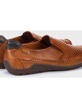Mocasines de hombre de piel con elásticos laterales y plantilla extraí­ble - Pikolinos - FashionsVida