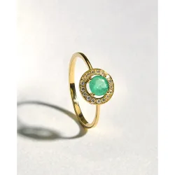 Anillo de oro con diamante y esmeralda