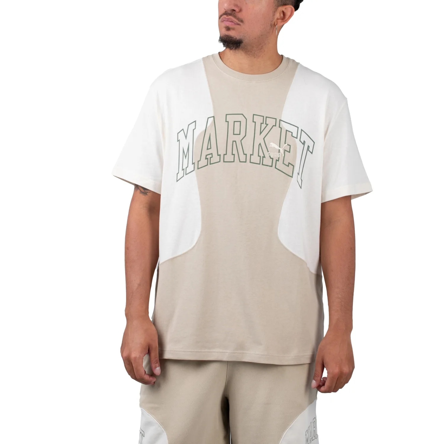 X Market Relaxed Logo Tee Putty M Herren - Puma - FashionsVida