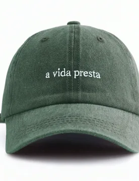 Pieza Gorra de béisbol unisex vintage lavada - Texto bordado minimalista en portugués "A Vida Presta" - Múltiples opciones de colores retro - Gorra - Shein - FashionsVida