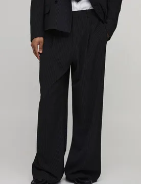 Men's Pinstripe Wide Leg Pleat Front Tailored Trousers Black Size 32 Black 32 - boohooMAN - FashionsVida