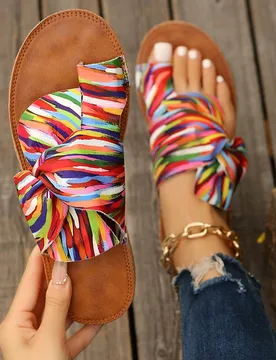 Sandalias planas con lazo arcoíris para mujer, con suela de masaje cómoda, sandalias de playa multicolor, para outfits de primavera y verano - Shein - FashionsVida