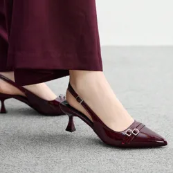Tacones de aguja de tacón de gatito con correa trasera en color burdeos para mujer, versátiles para uso diario y para ir al trabajo