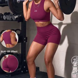 Conjunto de yoga de top de tirantes y pantalones cortos marrones con estampado de letras