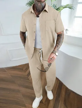 Conjunto de 2 piezas de camisa de manga corta y pantalones de unicolor con textura a rayas, estilo casual de vacaciones, conjunto de verano para hombr - Shein - FashionsVida