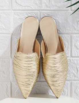 Sandalias de mujer con punta puntiaguda dorada, estilo mule plano con cierre, arrugadas, para el verano de 2025 - Shein - FashionsVida
