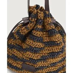 Bandolera de mujer con textura rafia estilo bucket