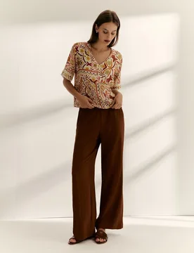 Blusa de mujer estampada cuello pico manga corta - Paz Torras - FashionsVida