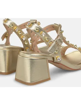 Sandalias de tacón de mujer en piel efecto metalizado con detalle de joyas y cierre de hebilla - Alma en Pena - FashionsVida