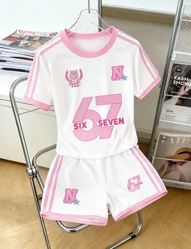 Set de 2 piezas de camiseta de manga raglán holgada y shorts con rayas laterales y estampado del número 67 en estilo universitario americano clásic - Shein - FashionsVida